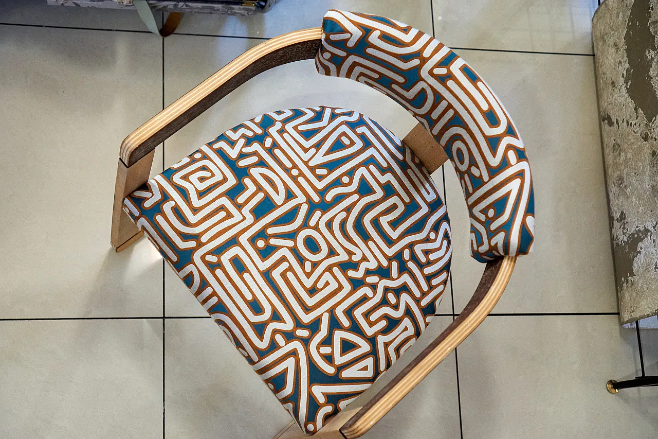 Poltroncina con braccioli, legno naturale e tessuto fantasia '70 11