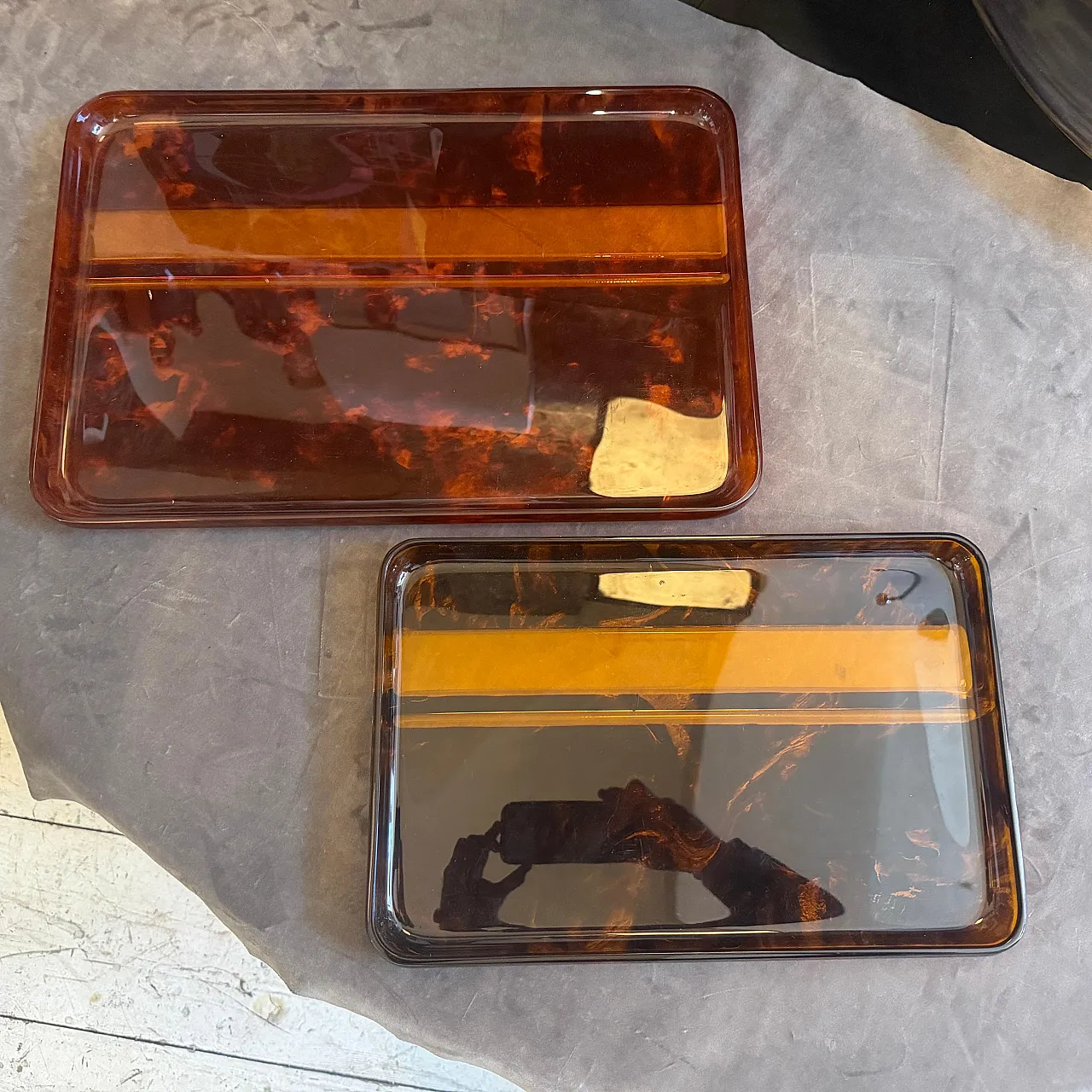 Coppia di vassoi in lucite finta tartaruga di Guzzini, anni '70 3