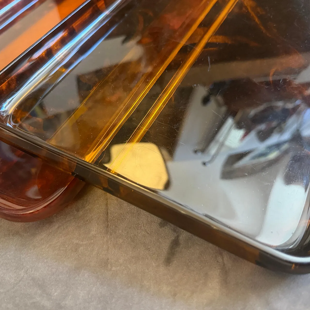 Coppia di vassoi in lucite finta tartaruga di Guzzini, anni '70 4