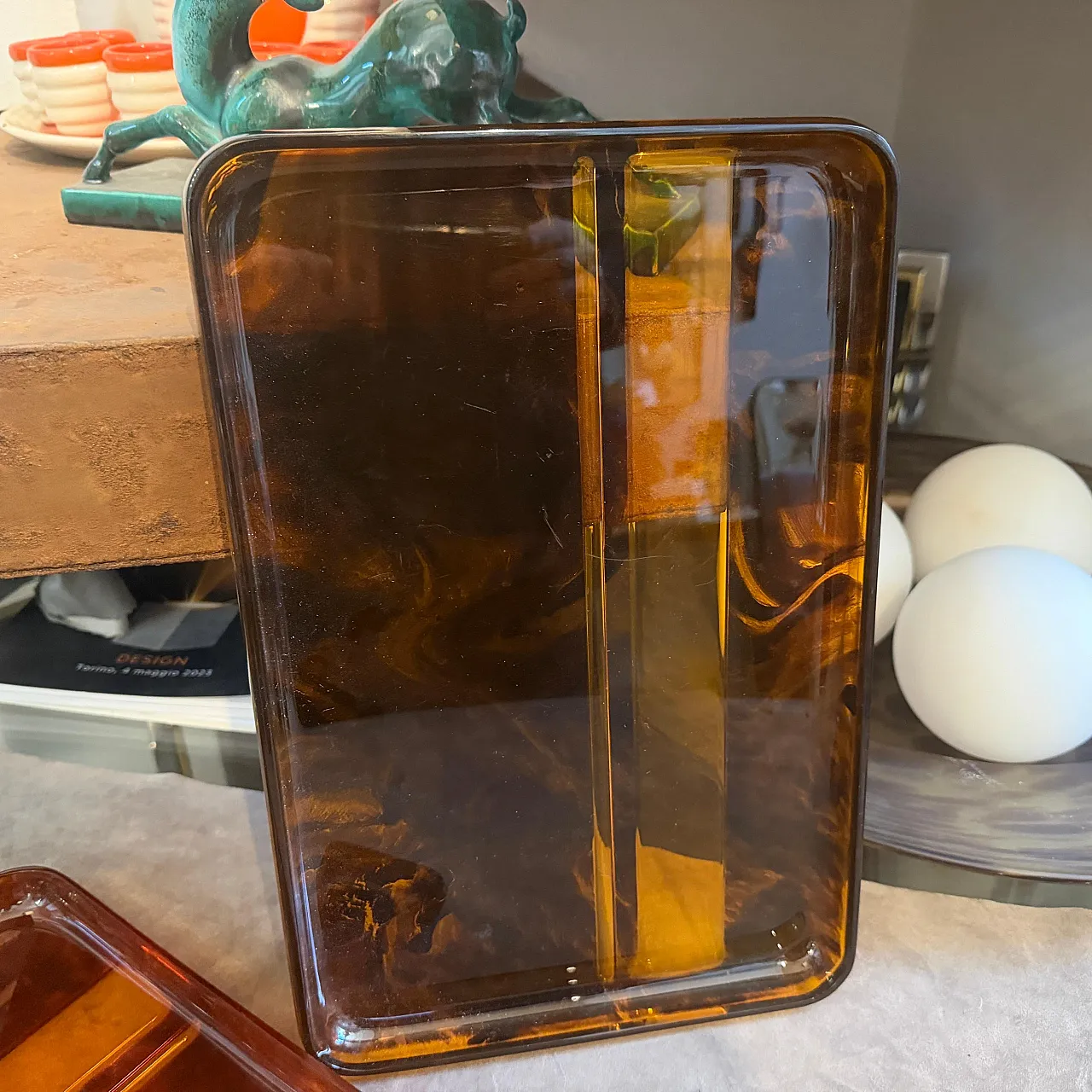Coppia di vassoi in lucite finta tartaruga di Guzzini, anni '70 5