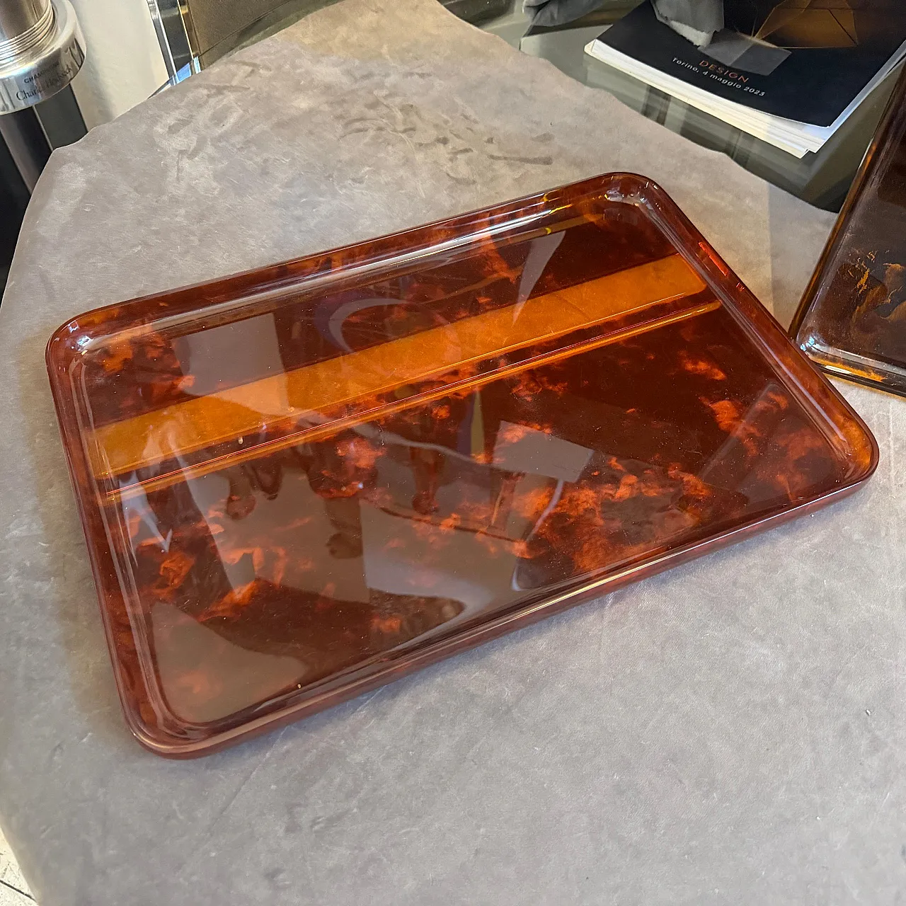 Coppia di vassoi in lucite finta tartaruga di Guzzini, anni '70 6