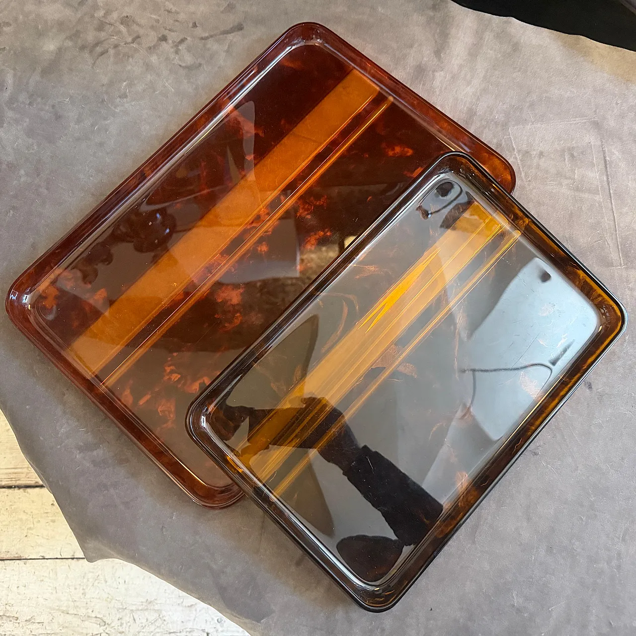Coppia di vassoi in lucite finta tartaruga di Guzzini, anni '70 7