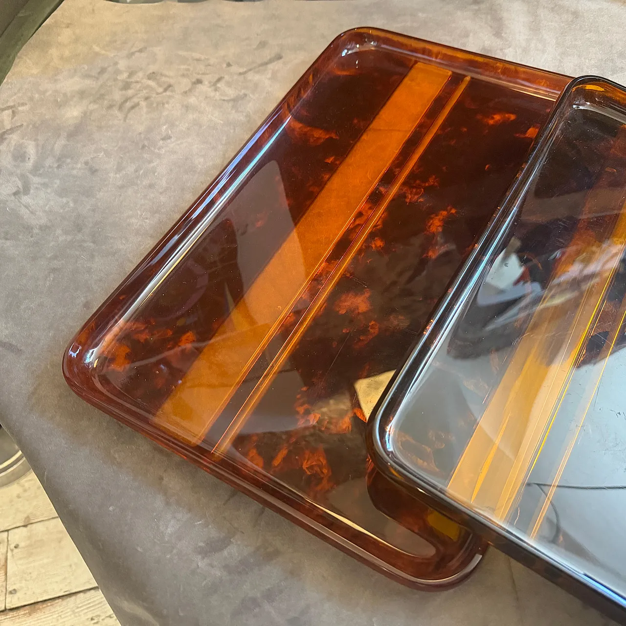 Coppia di vassoi in lucite finta tartaruga di Guzzini, anni '70 8