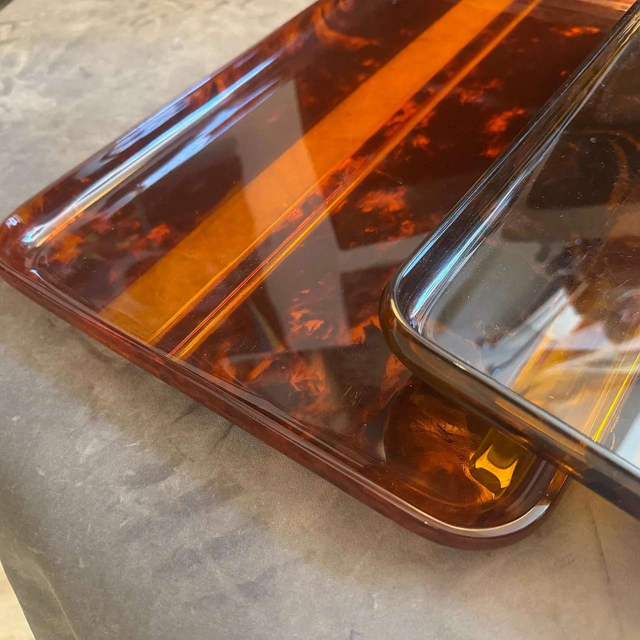Coppia di vassoi in lucite finta tartaruga di Guzzini, anni '70 9