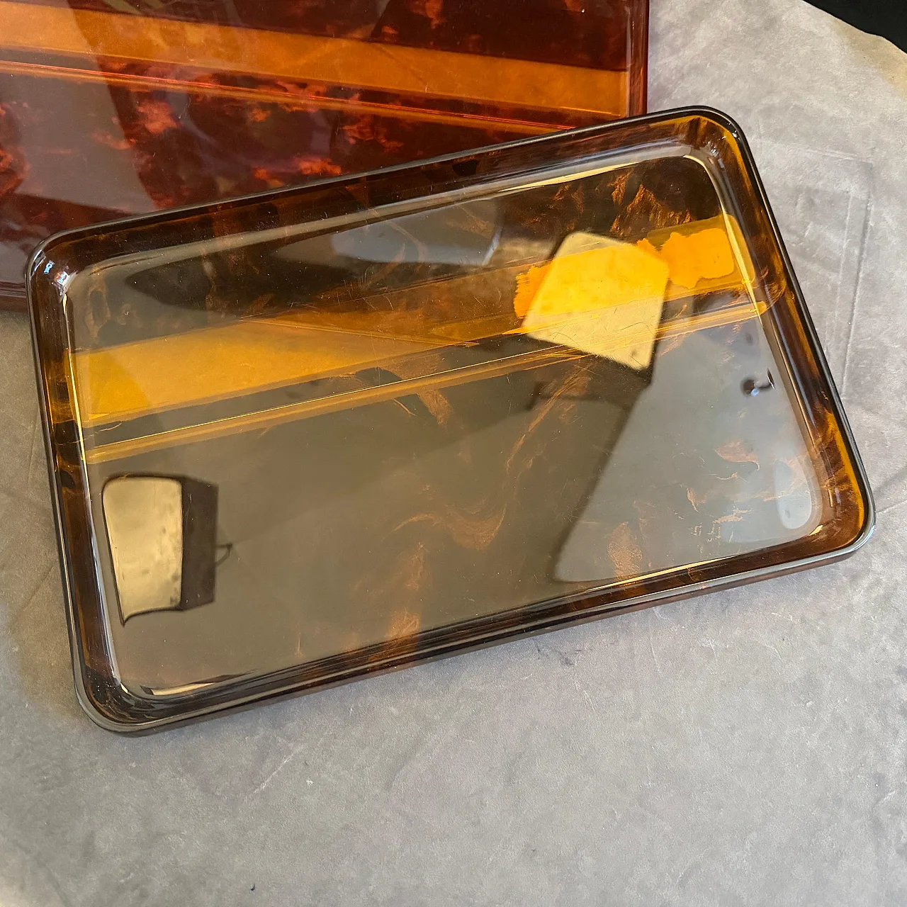 Coppia di vassoi in lucite finta tartaruga di Guzzini, anni '70 10
