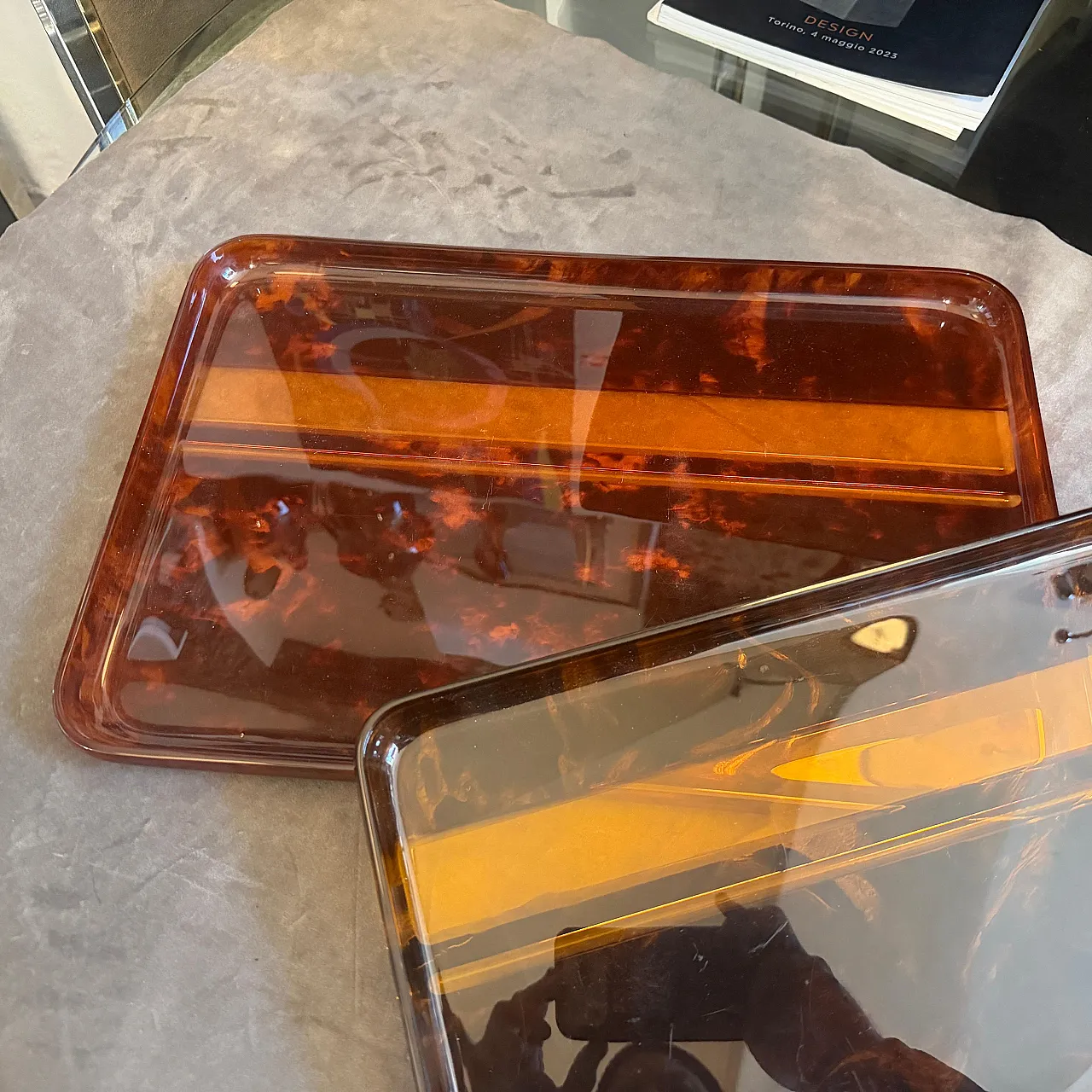 Coppia di vassoi in lucite finta tartaruga di Guzzini, anni '70 11