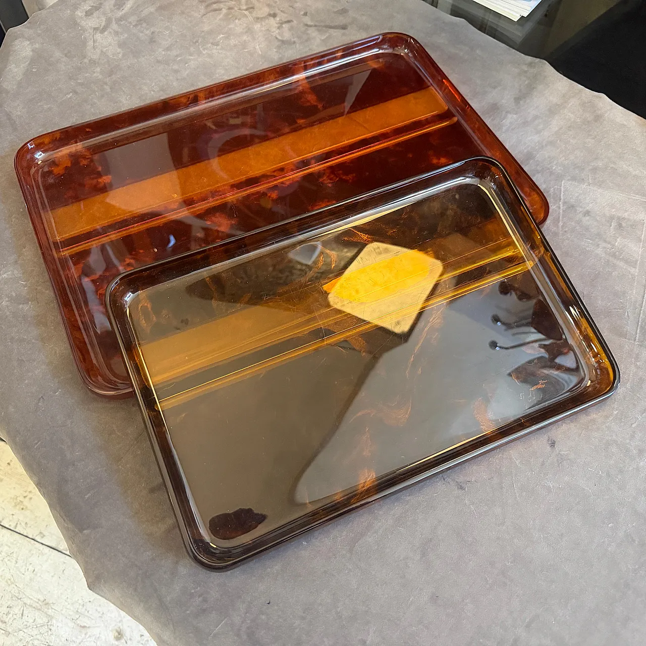 Coppia di vassoi in lucite finta tartaruga di Guzzini, anni '70 12