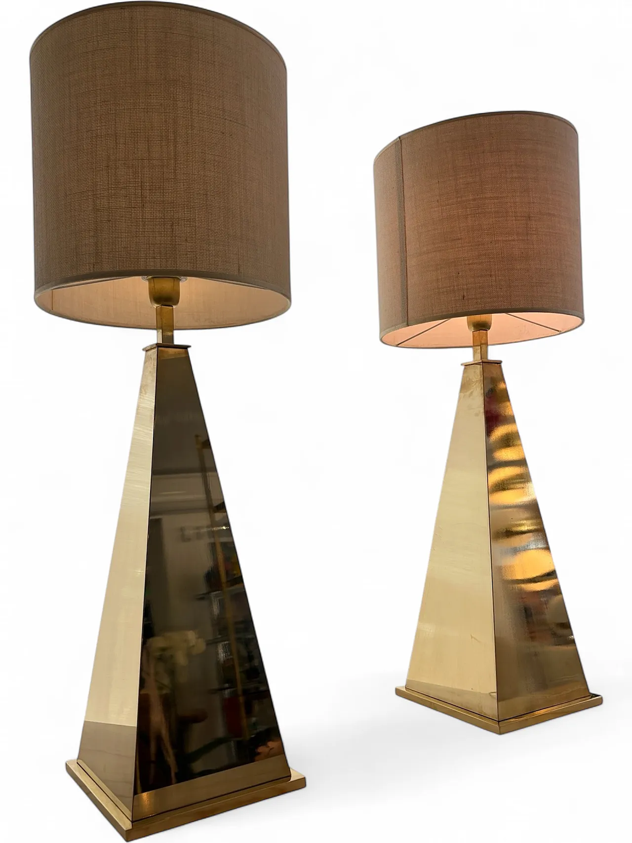 Coppia di lampade piramidali in ottone, anni '80 13
