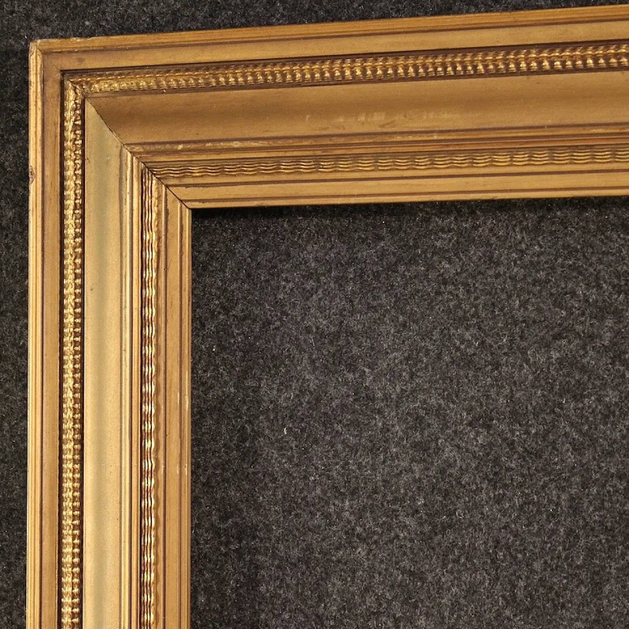 Italian gilt wood and plaster frame from the 20th century 3