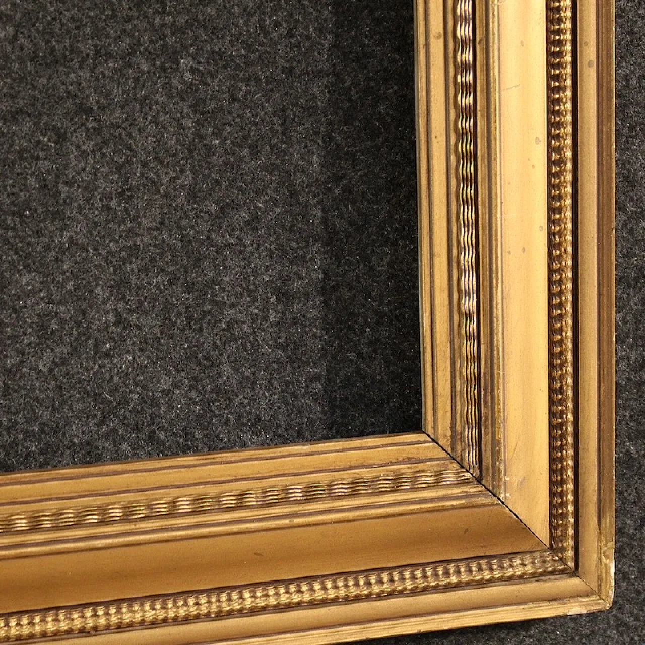 Italian gilt wood and plaster frame from the 20th century 7