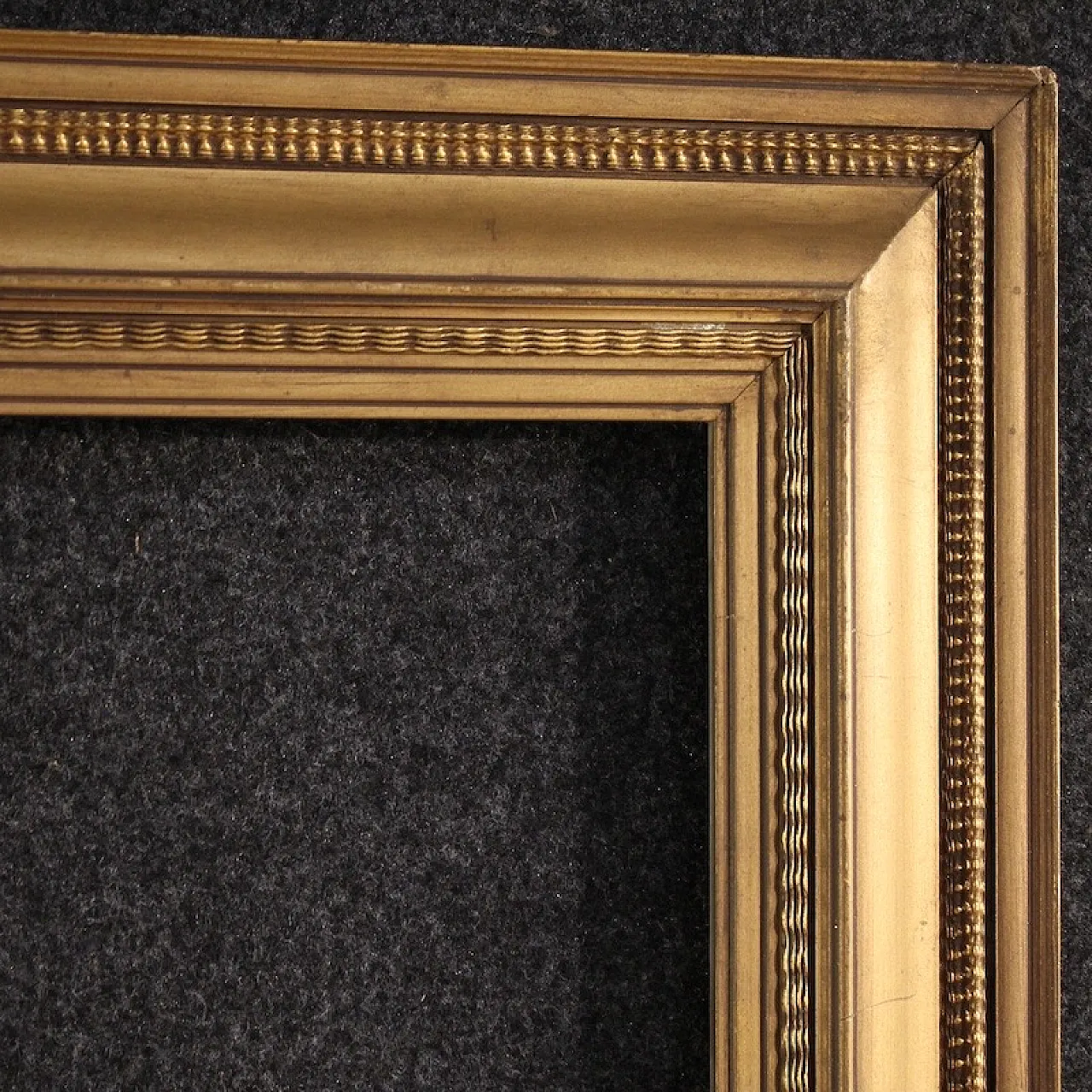 Italian gilt wood and plaster frame from the 20th century 9
