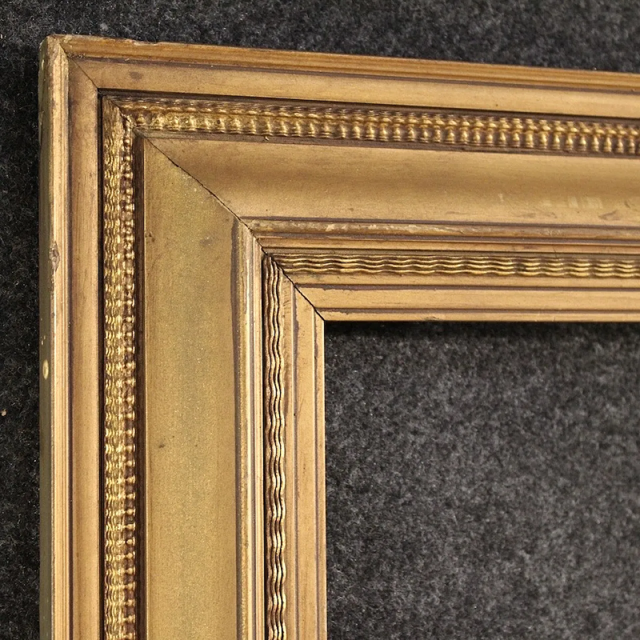 Italian gilt wood and plaster frame from the 20th century 11