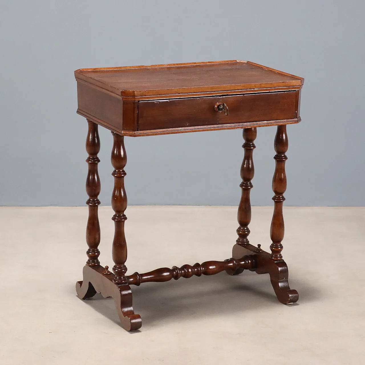 Walnut work table, 19th century 1