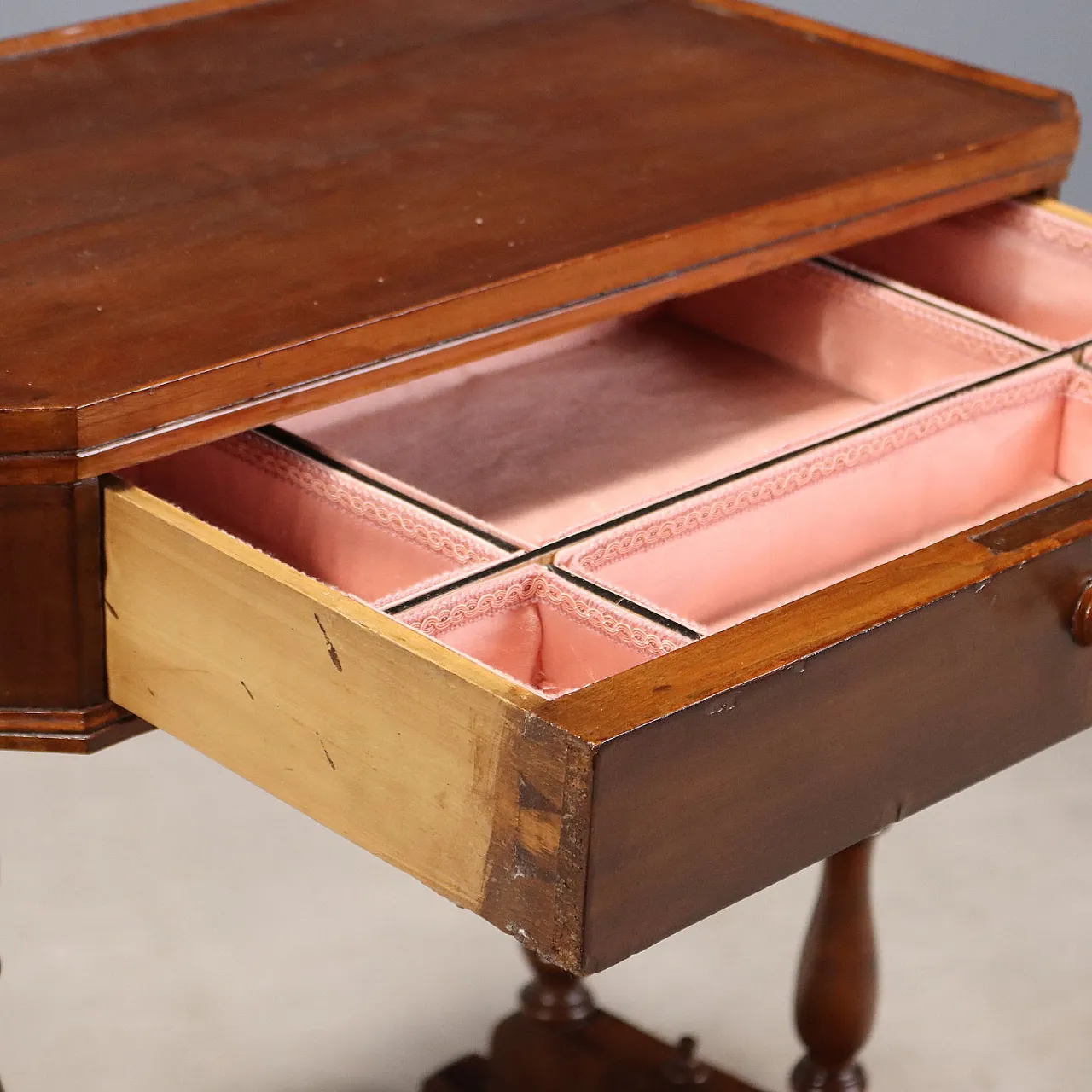 Walnut work table, 19th century 4