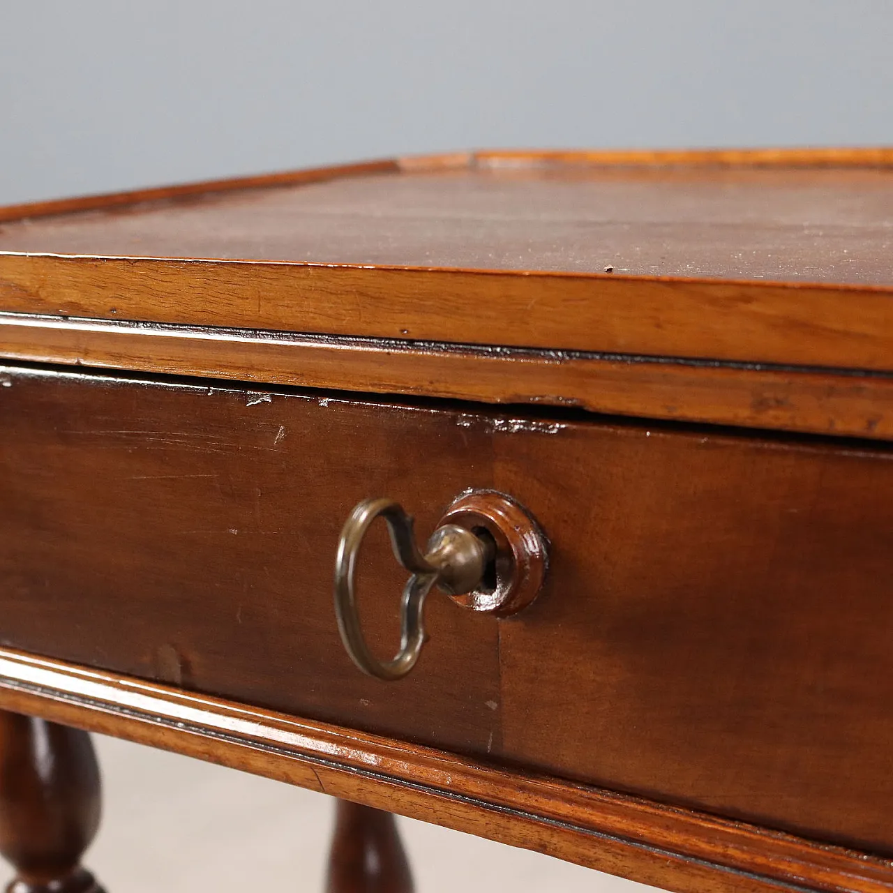 Walnut work table, 19th century 5