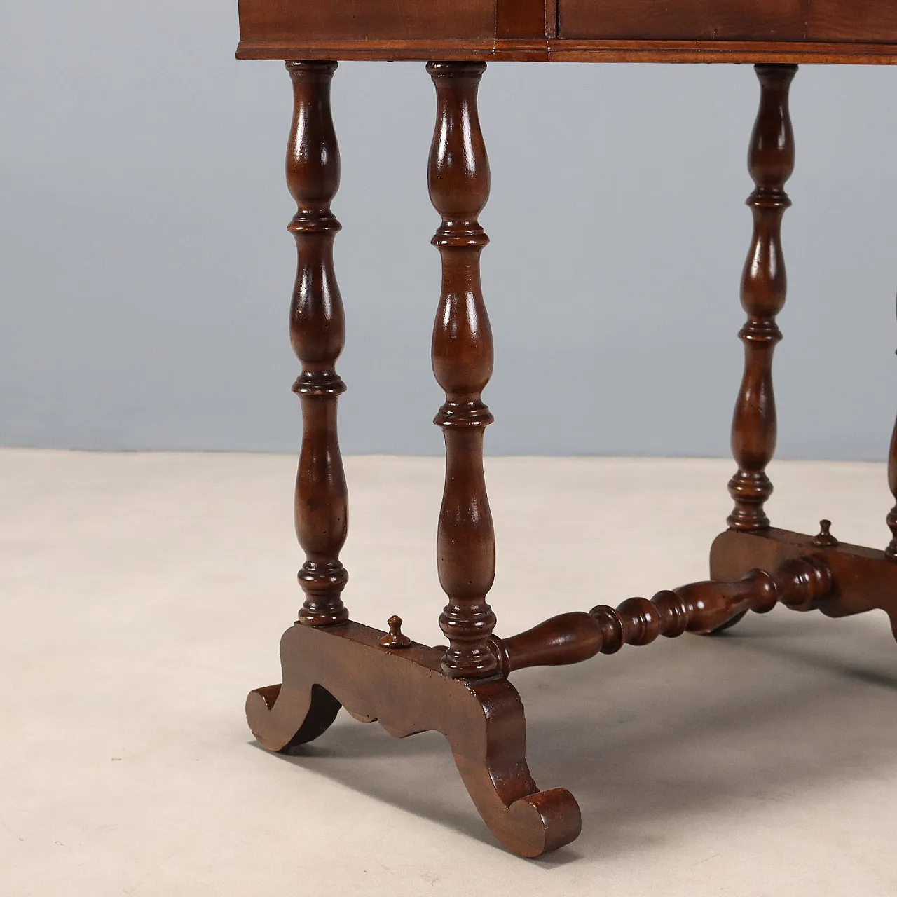 Walnut work table, 19th century 7