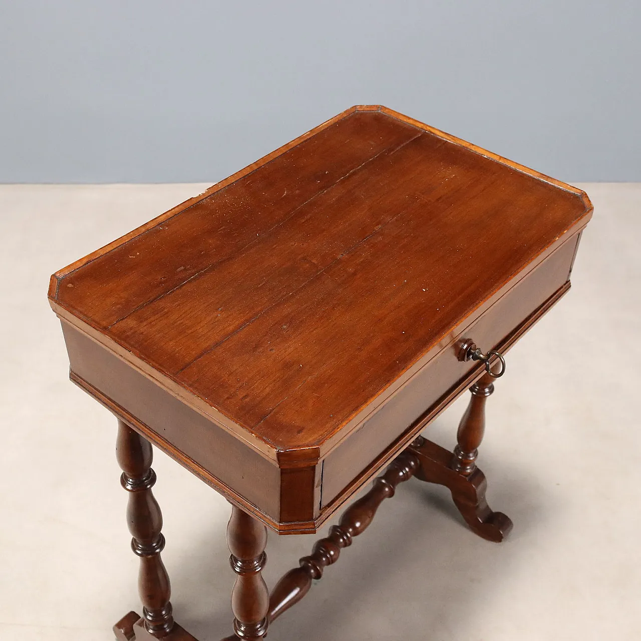 Walnut work table, 19th century 8