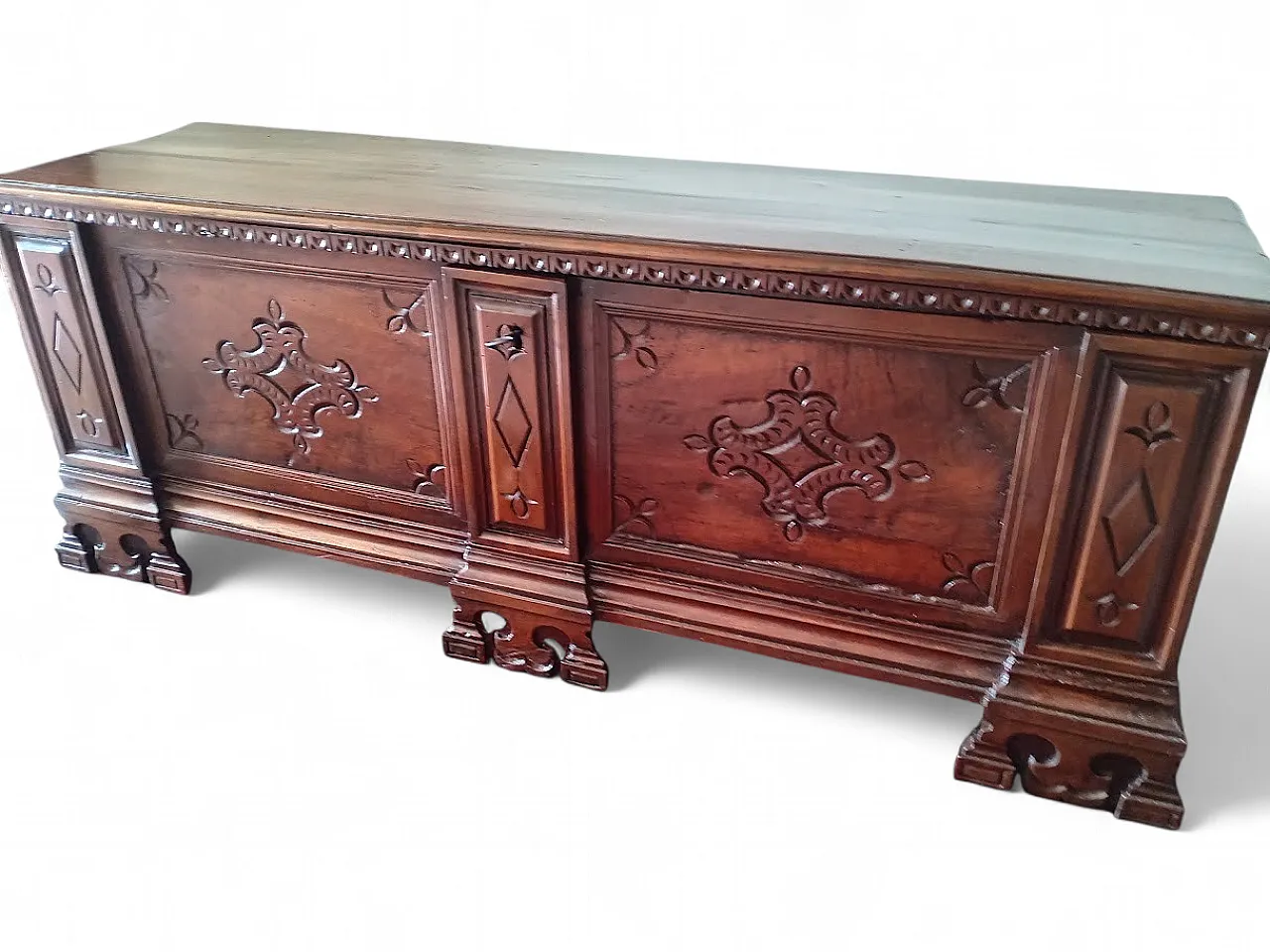 Renaissance chest in carved walnut, 17th century 11