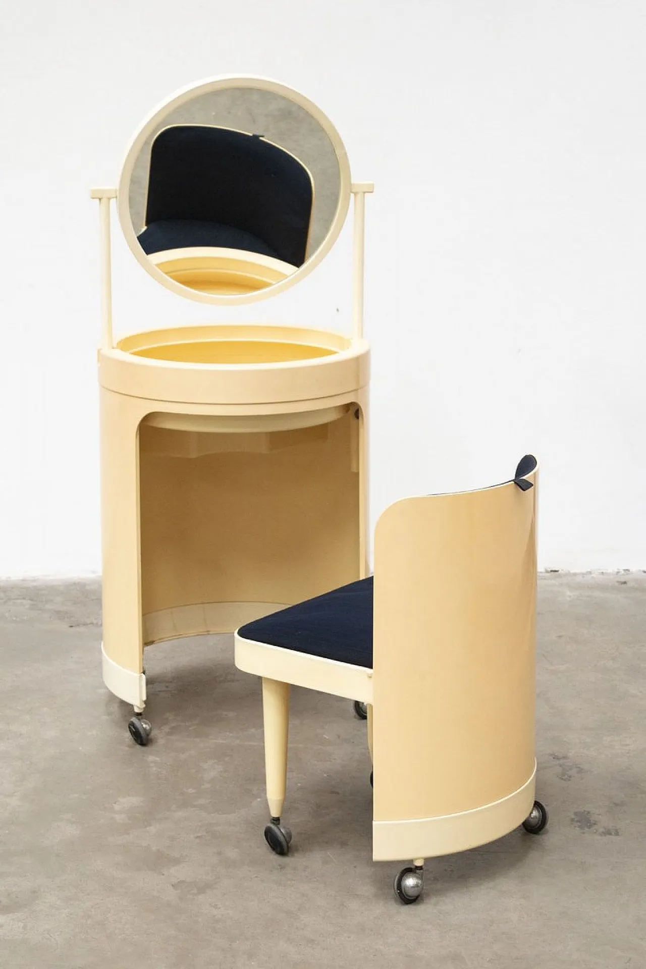 Space Age dressing table with chair, 1970s 2