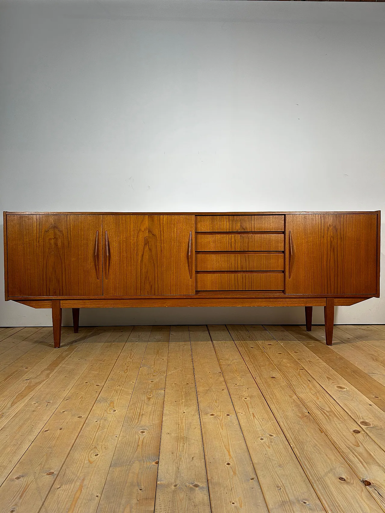 Sideboard danese in teak con ante scorrevoli e cassetti, anni ’60 2