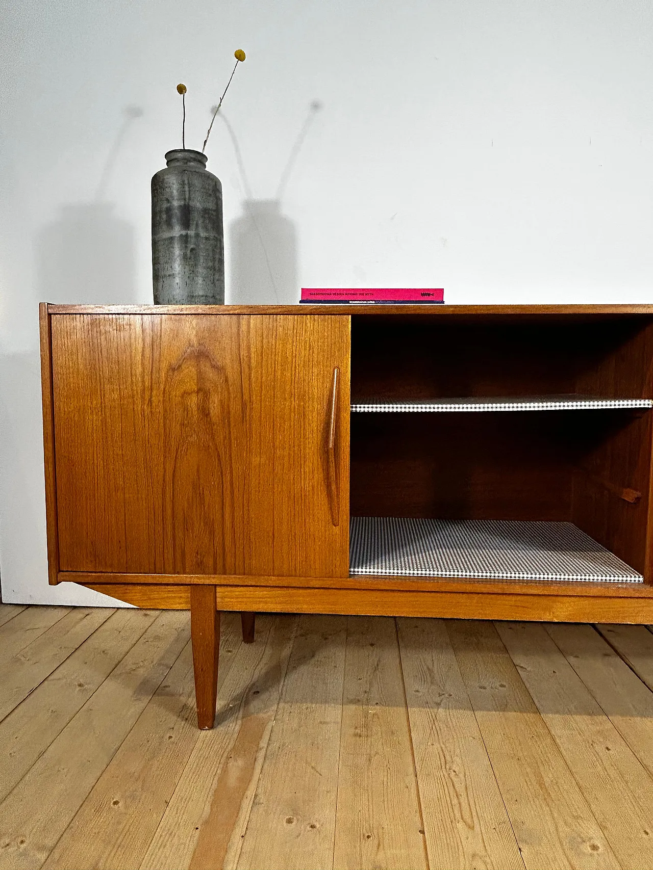 Sideboard danese in teak con ante scorrevoli e cassetti, anni ’60 5
