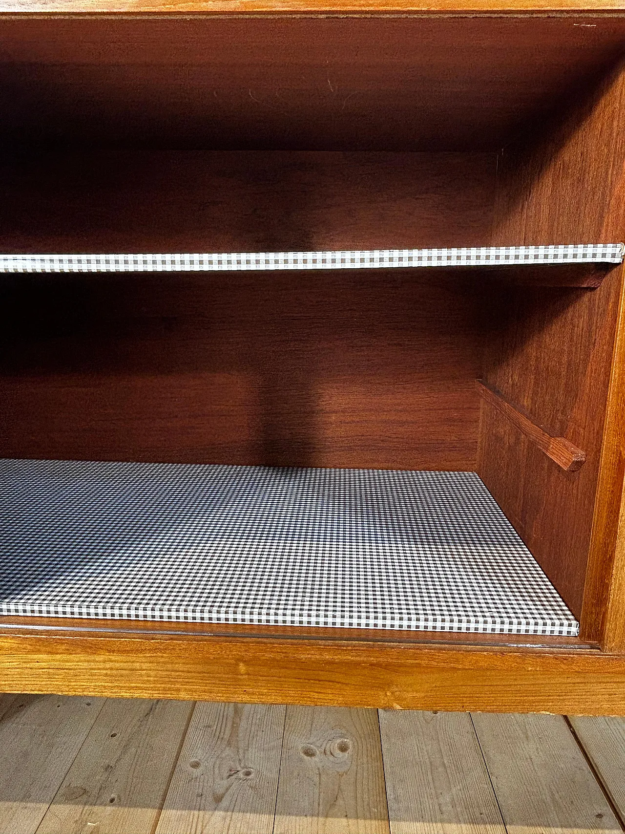 Sideboard danese in teak con ante scorrevoli e cassetti, anni ’60 6
