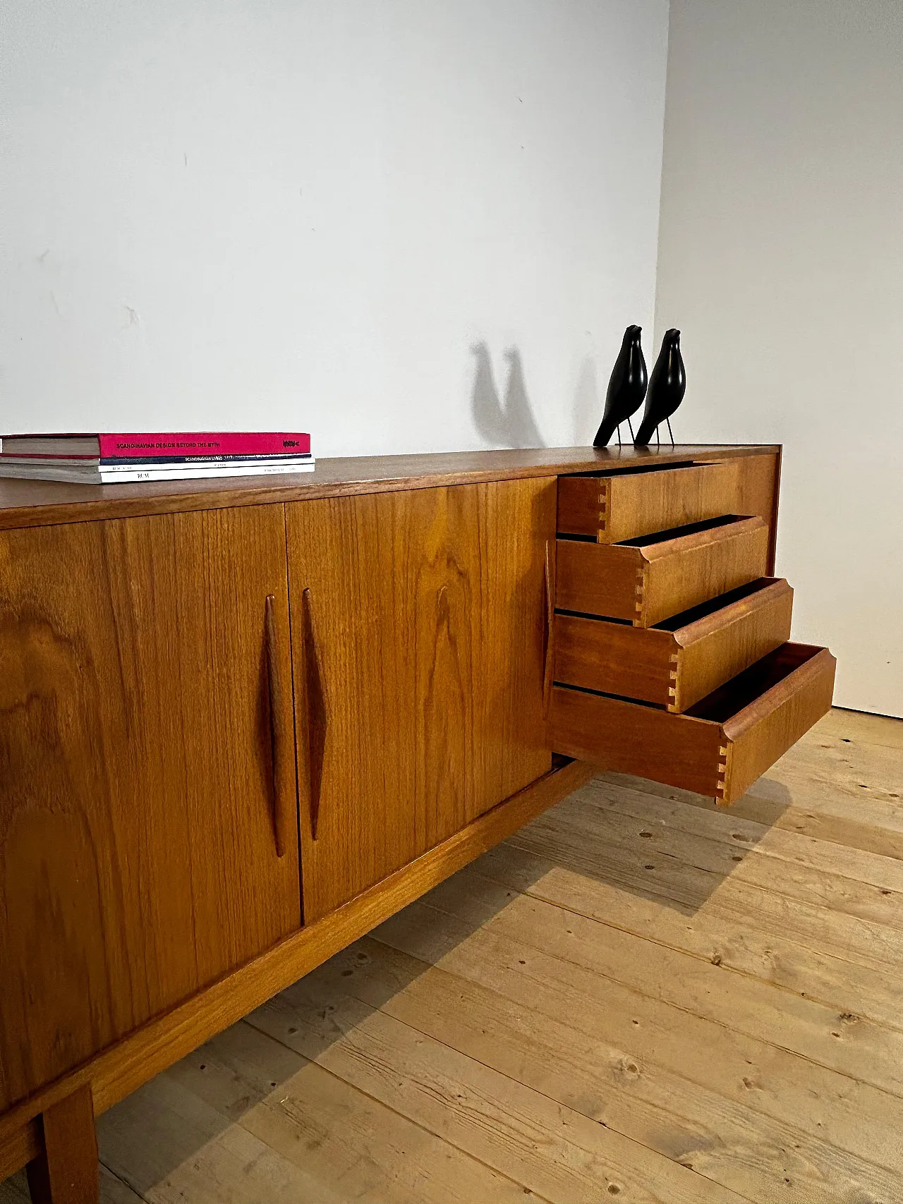 Sideboard danese in teak con ante scorrevoli e cassetti, anni ’60 7