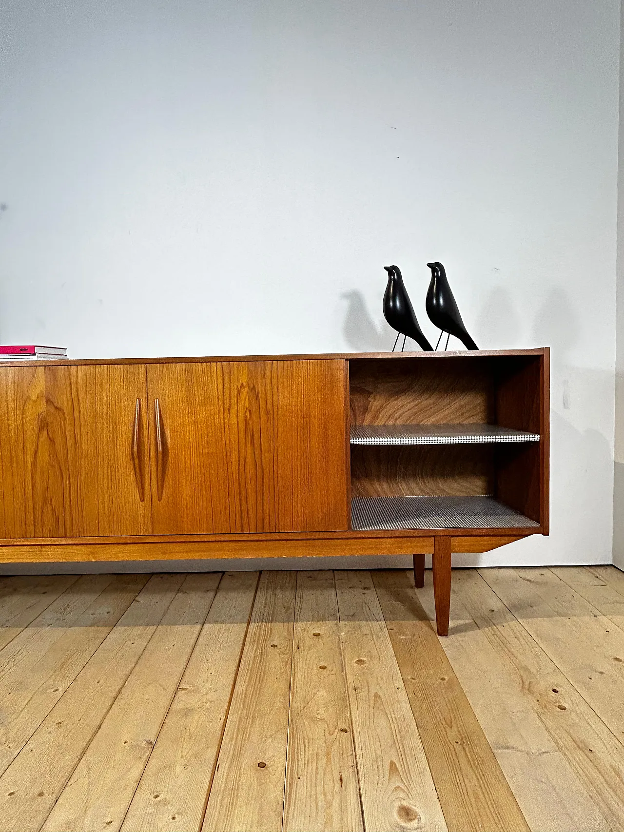 Sideboard danese in teak con ante scorrevoli e cassetti, anni ’60 8