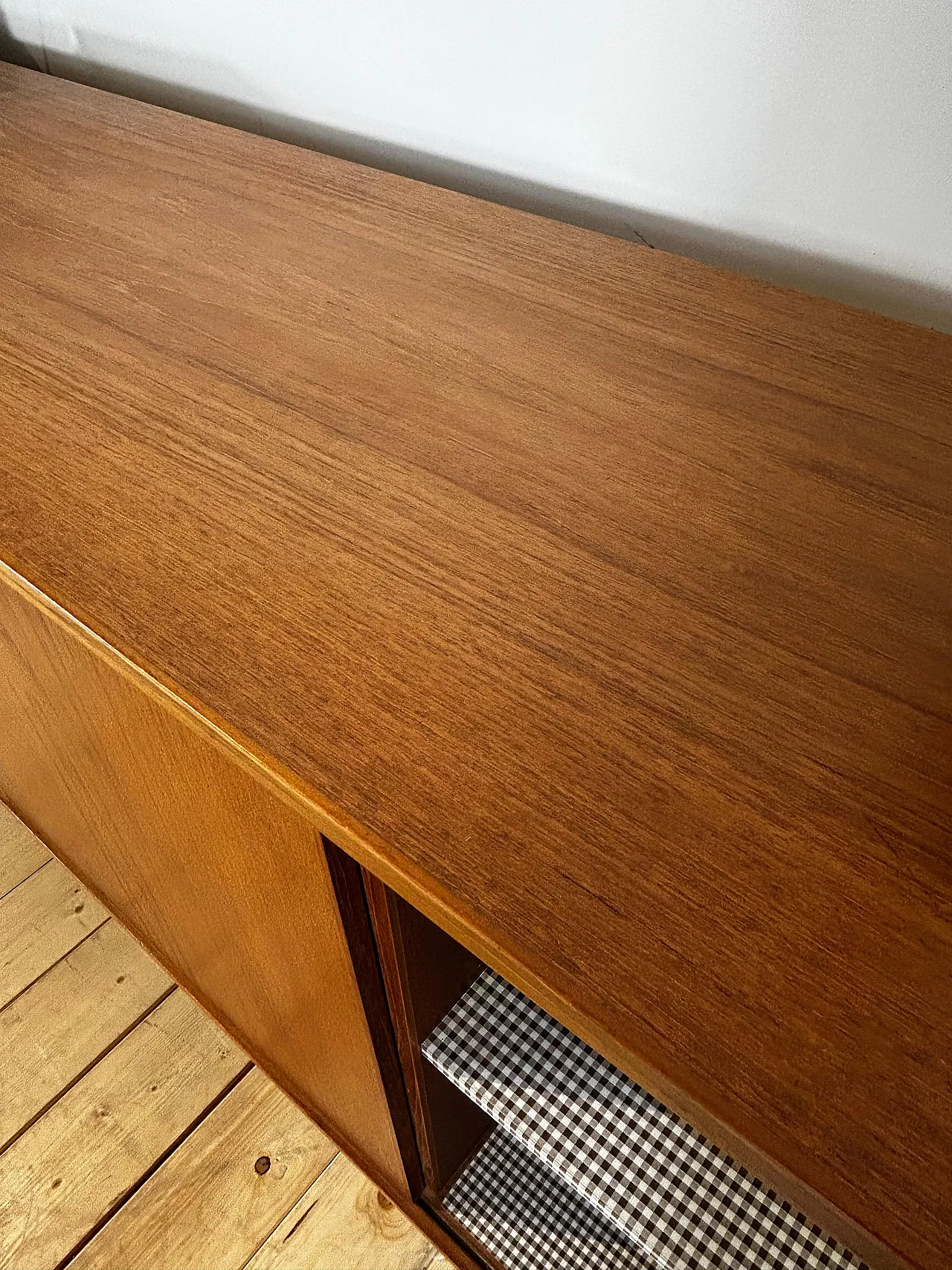 Sideboard danese in teak con ante scorrevoli e cassetti, anni ’60 9
