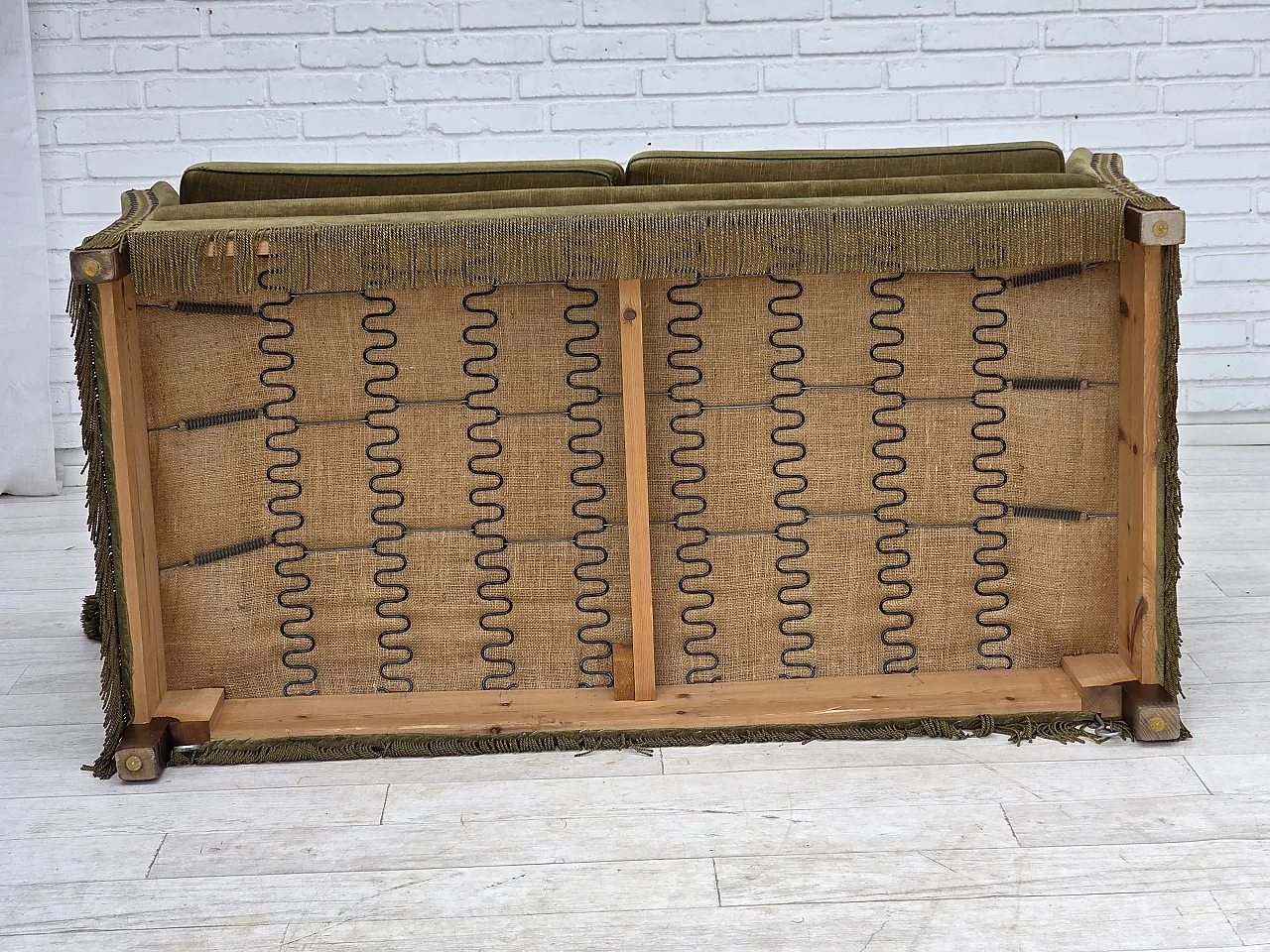 Anni '70, divano danese a 2 posti "spagnolo" con braccioli ribaltabili, mobili in velluto. 19