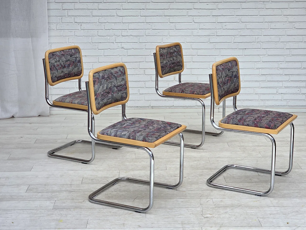 Anni '70, set di 4 sedie da pranzo italiane in stile Bauhaus. 1