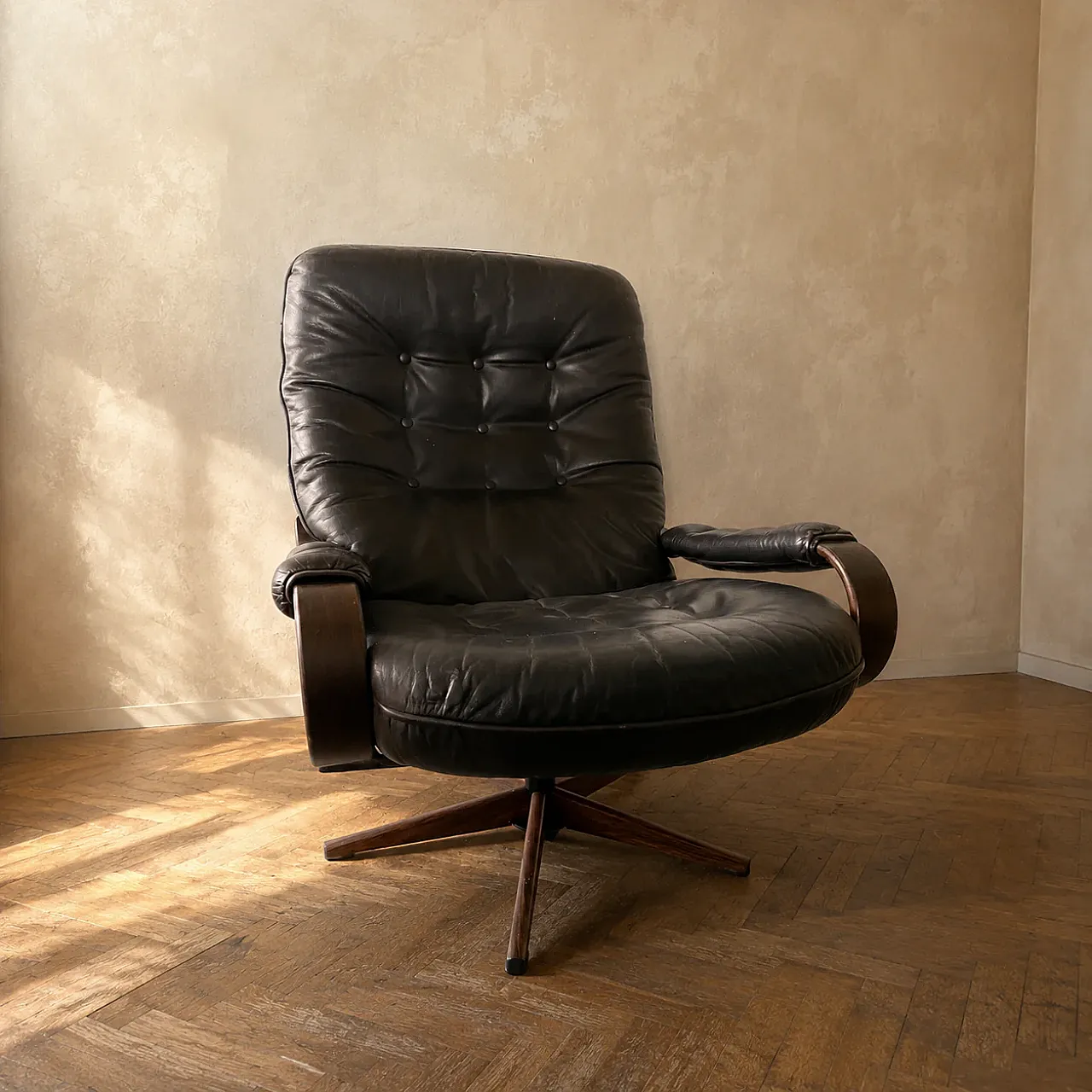 Sedia girevole in pelle nera con struttura in legno curvato, anni '70 1