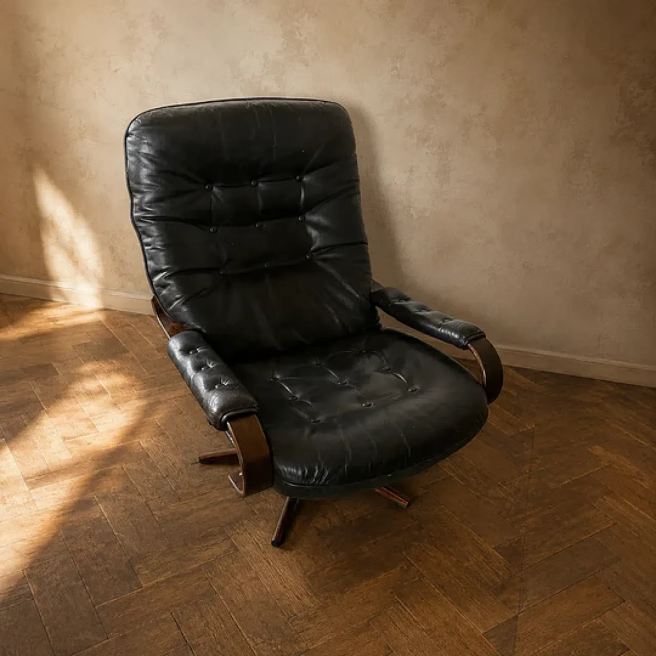 Sedia girevole in pelle nera con struttura in legno curvato, anni '70 3