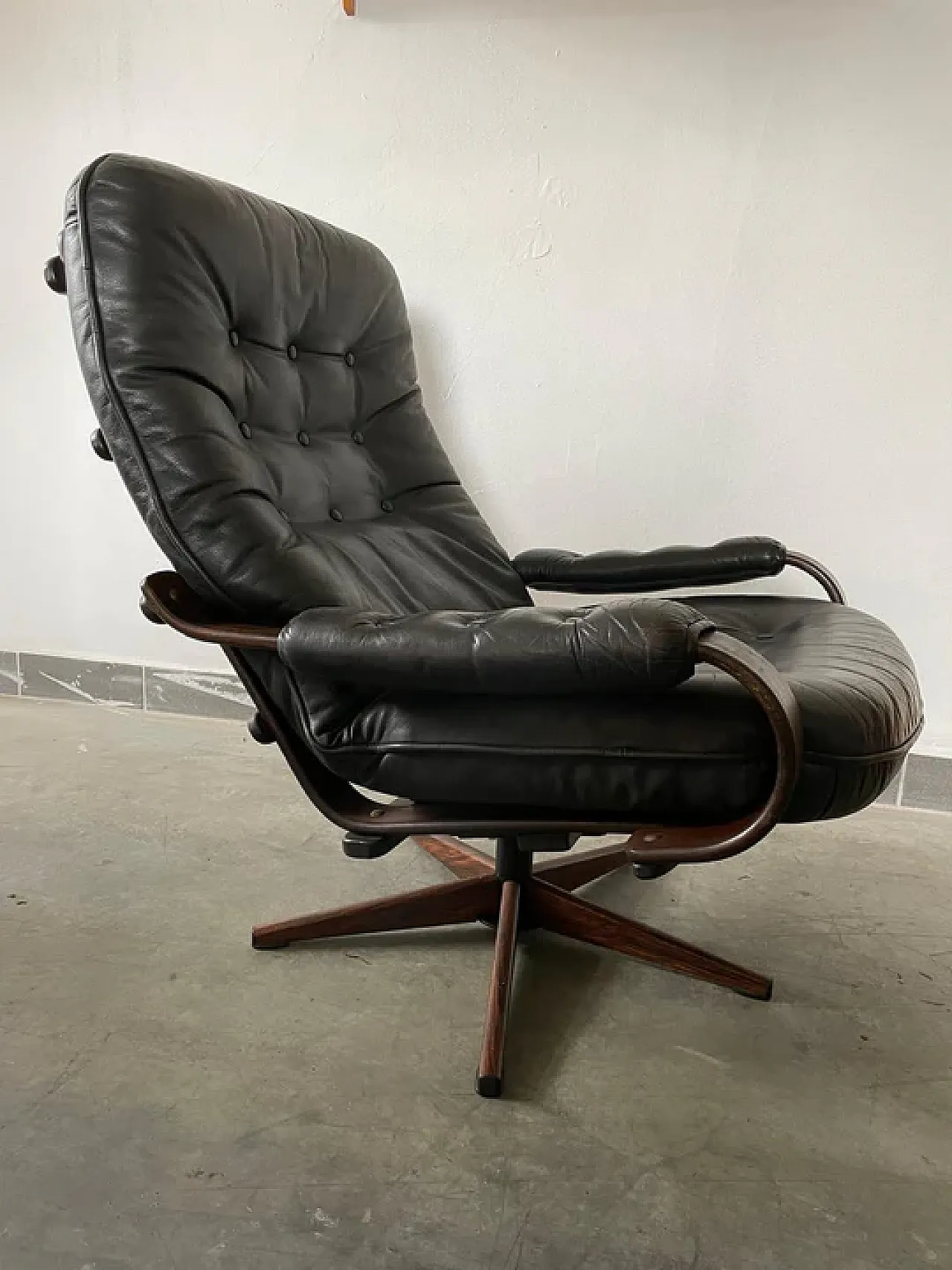 Sedia girevole in pelle nera con struttura in legno curvato, anni '70 4
