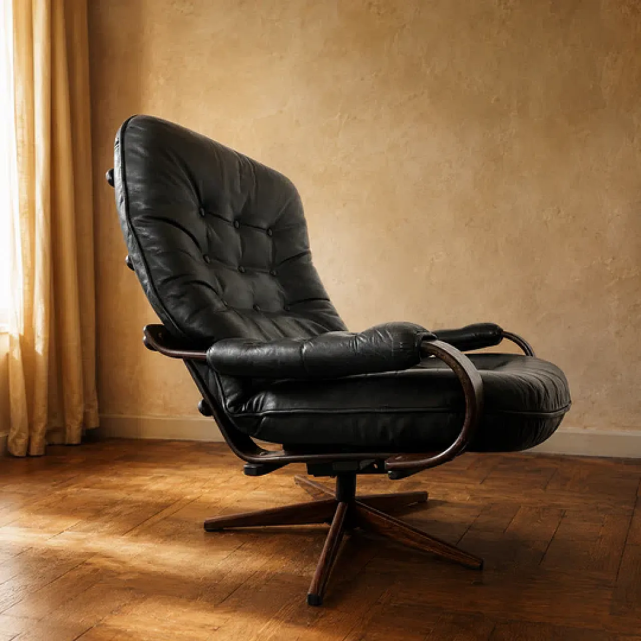 Sedia girevole in pelle nera con struttura in legno curvato, anni '70 5