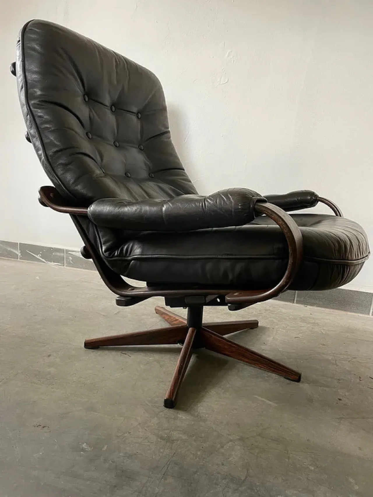 Sedia girevole in pelle nera con struttura in legno curvato, anni '70 6
