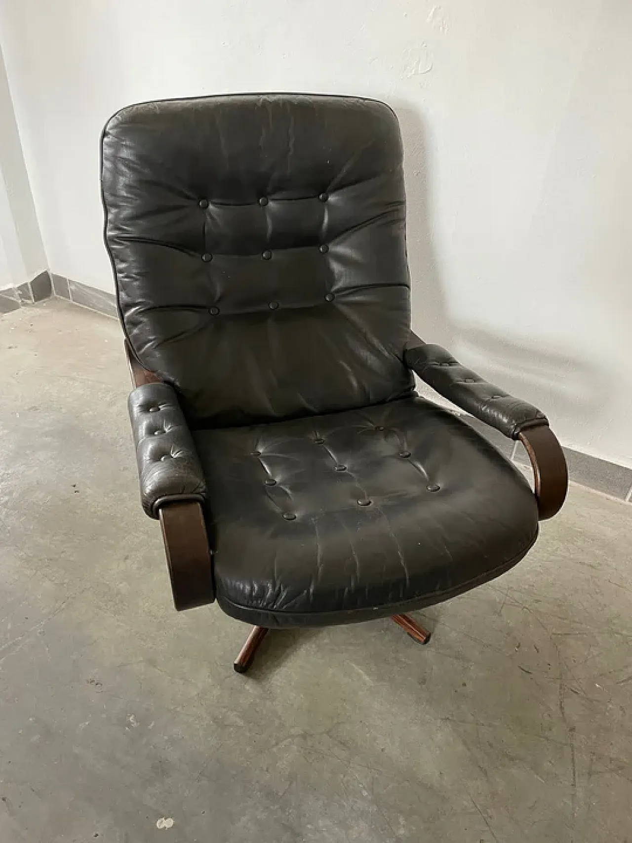 Sedia girevole in pelle nera con struttura in legno curvato, anni '70 7