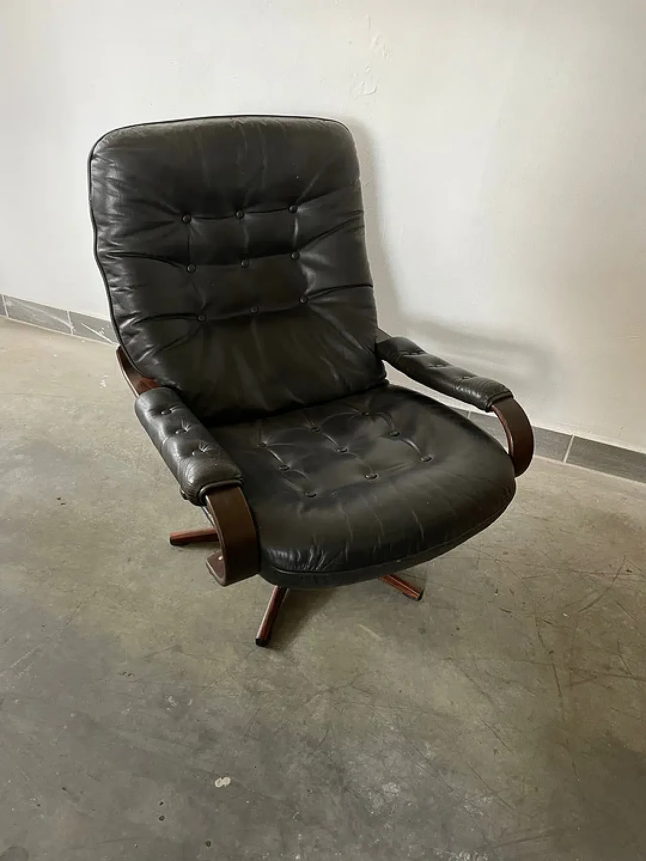Sedia girevole in pelle nera con struttura in legno curvato, anni '70 8