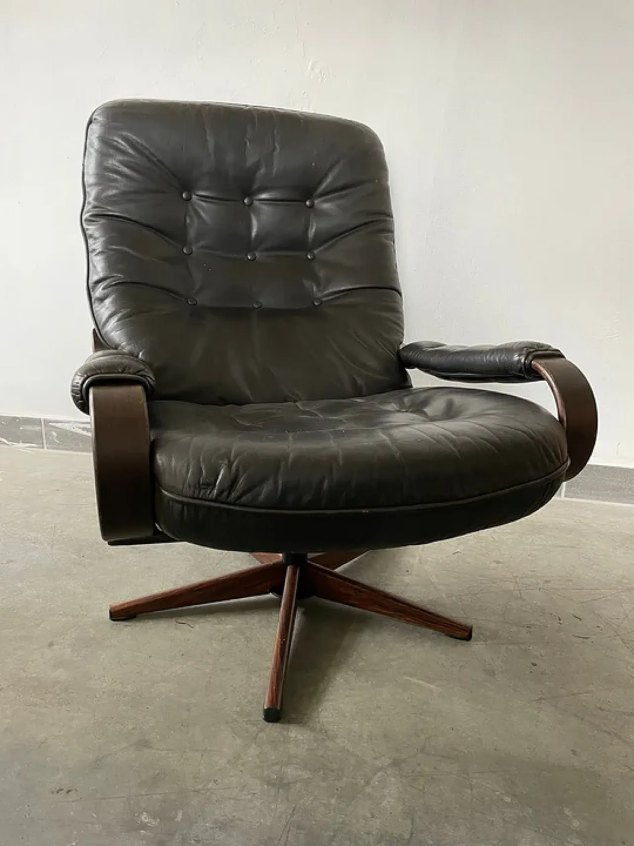 Sedia girevole in pelle nera con struttura in legno curvato, anni '70 9