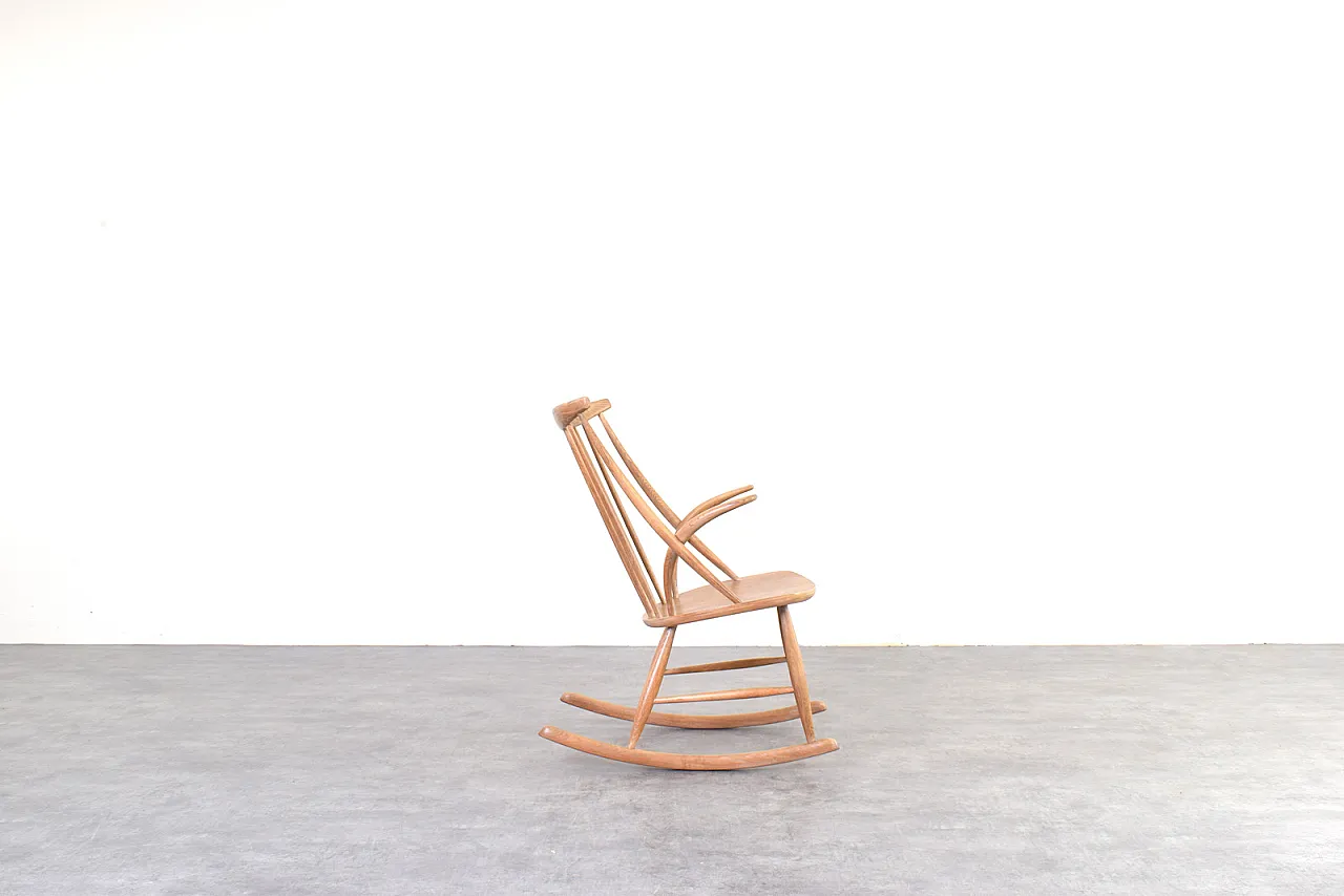 Sedia a dondolo Mid-Century di Illum Wikkelsø per Niels Eilersen, 1950 3