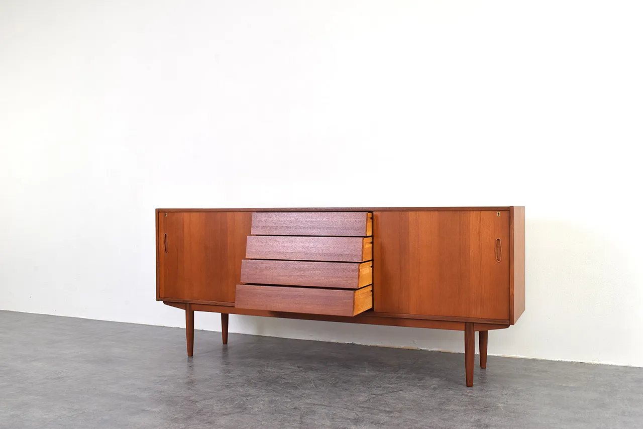 Credenza scandinava in teak di Nils Jonsson per P.S. Heggen 12