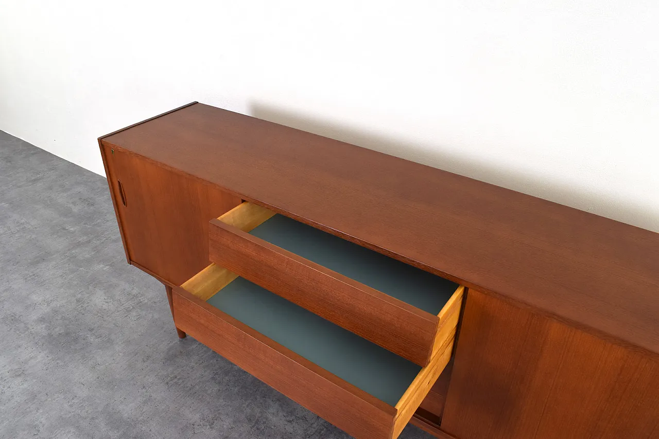 Credenza scandinava in teak di Nils Jonsson per P.S. Heggen 17