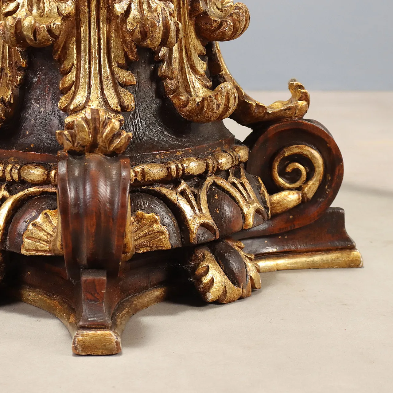 Center table in carved wood and with glass top, 20th century 8