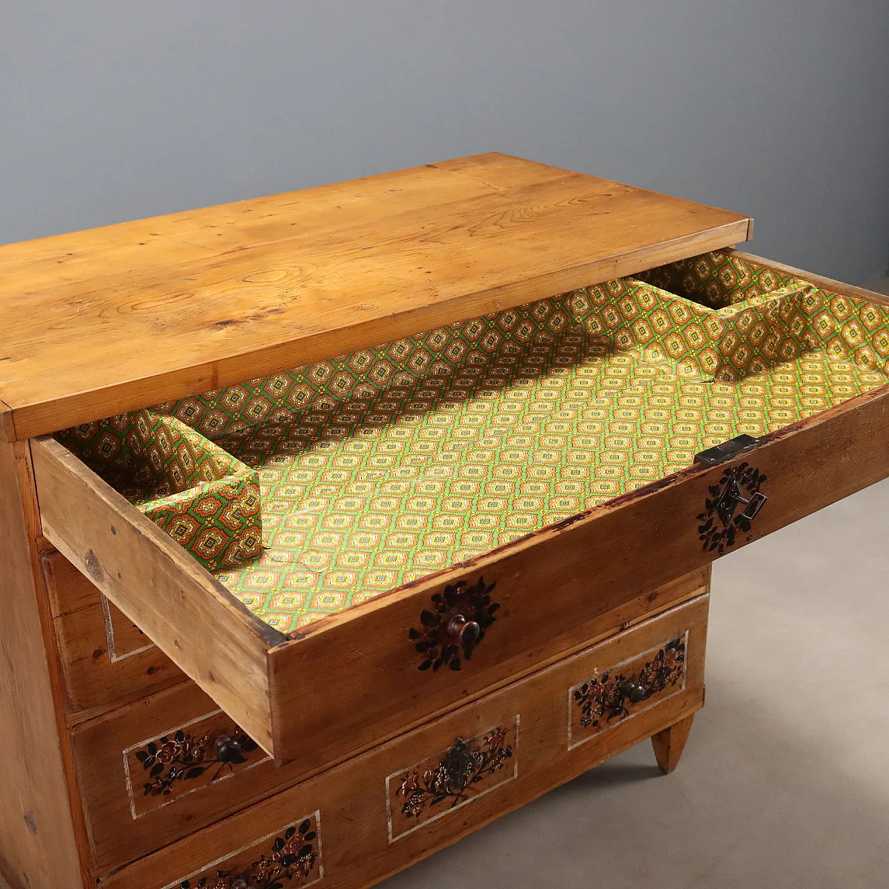 Trentino chest of drawers in fir with four drawer front, 19th century 6