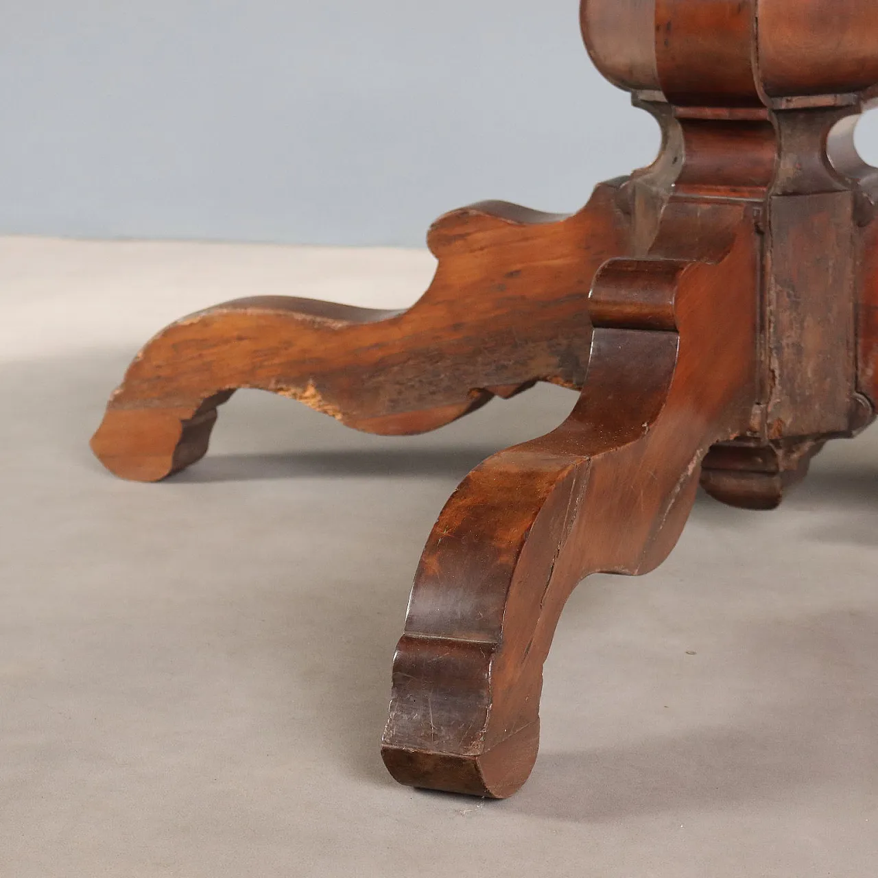 Walnut table, 19th century 8