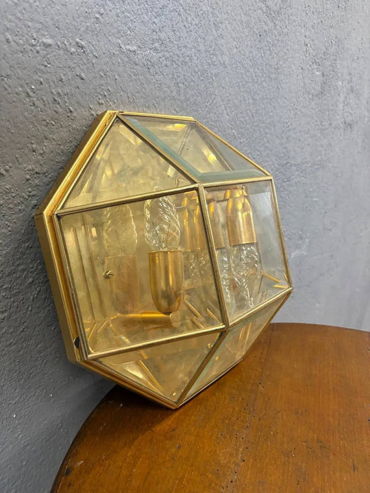 Applique geometrica in ottone e vetro, anni '80 2