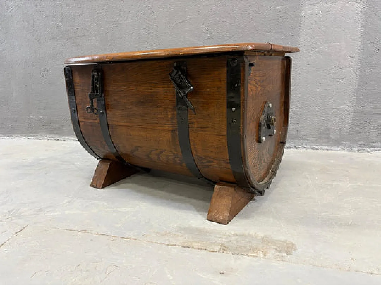 Cassettiera in rovere a forma di botte con cinghie in metallo, anni 30 2