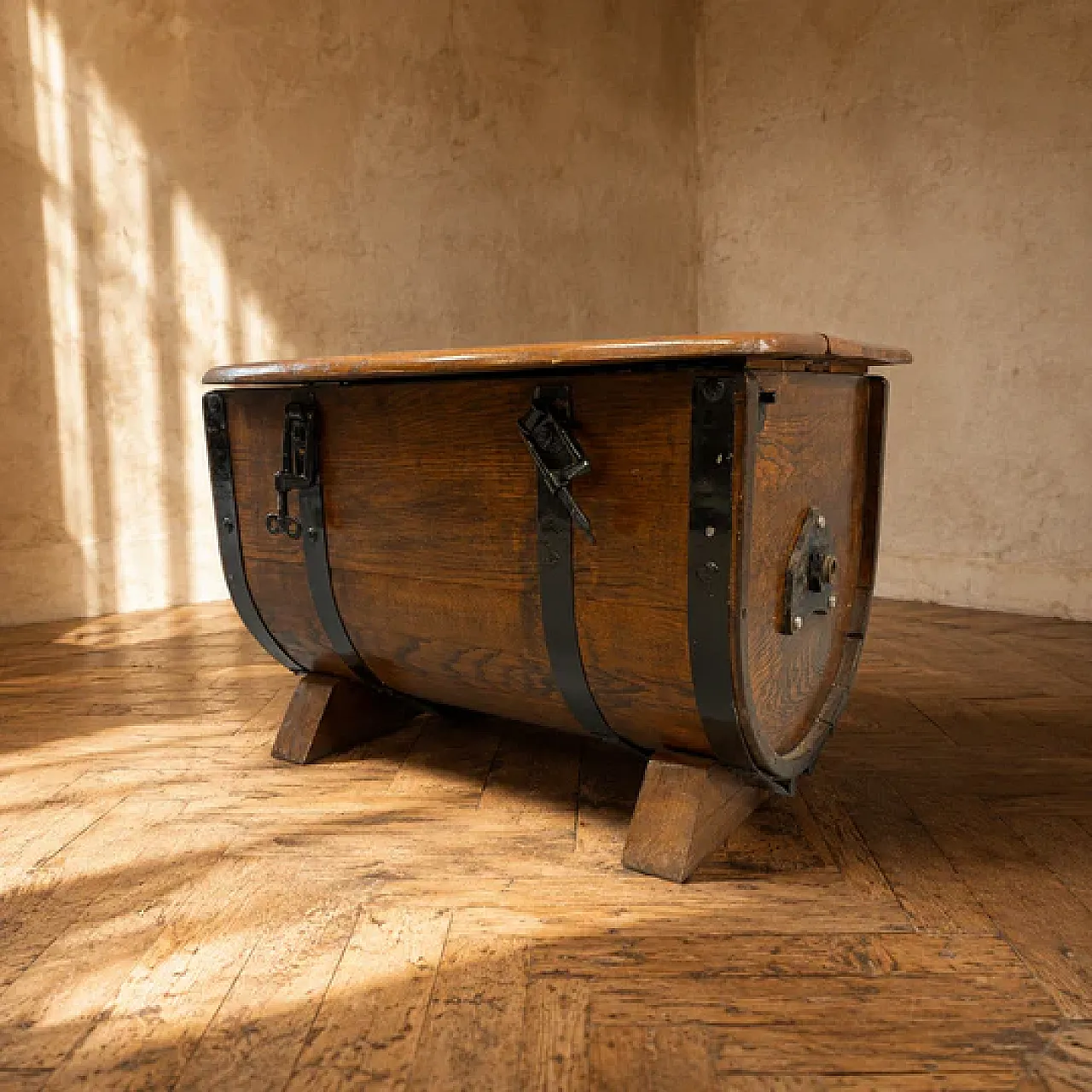 Cassettiera in rovere a forma di botte con cinghie in metallo, anni 30 4
