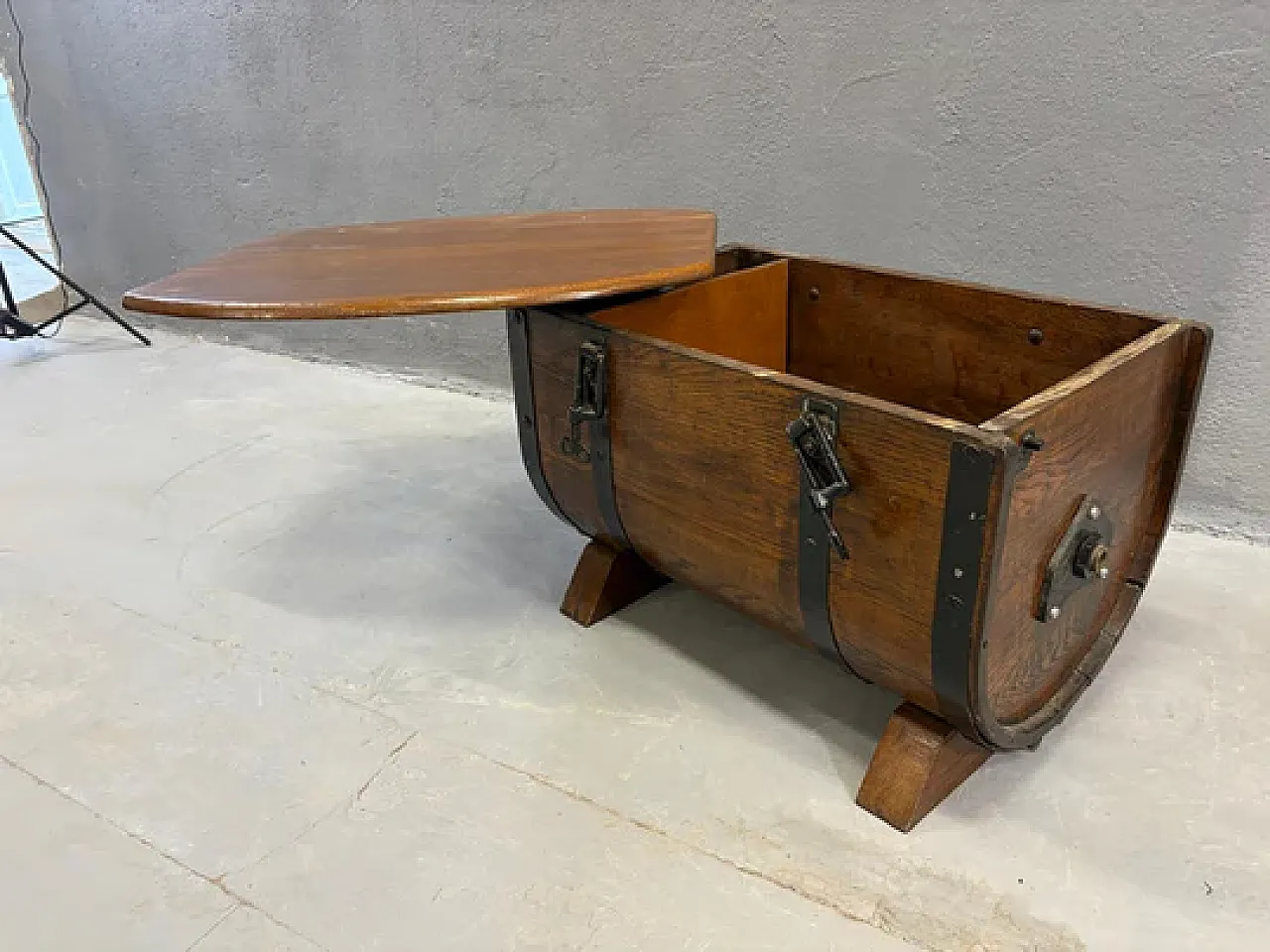 Cassettiera in rovere a forma di botte con cinghie in metallo, anni 30 5