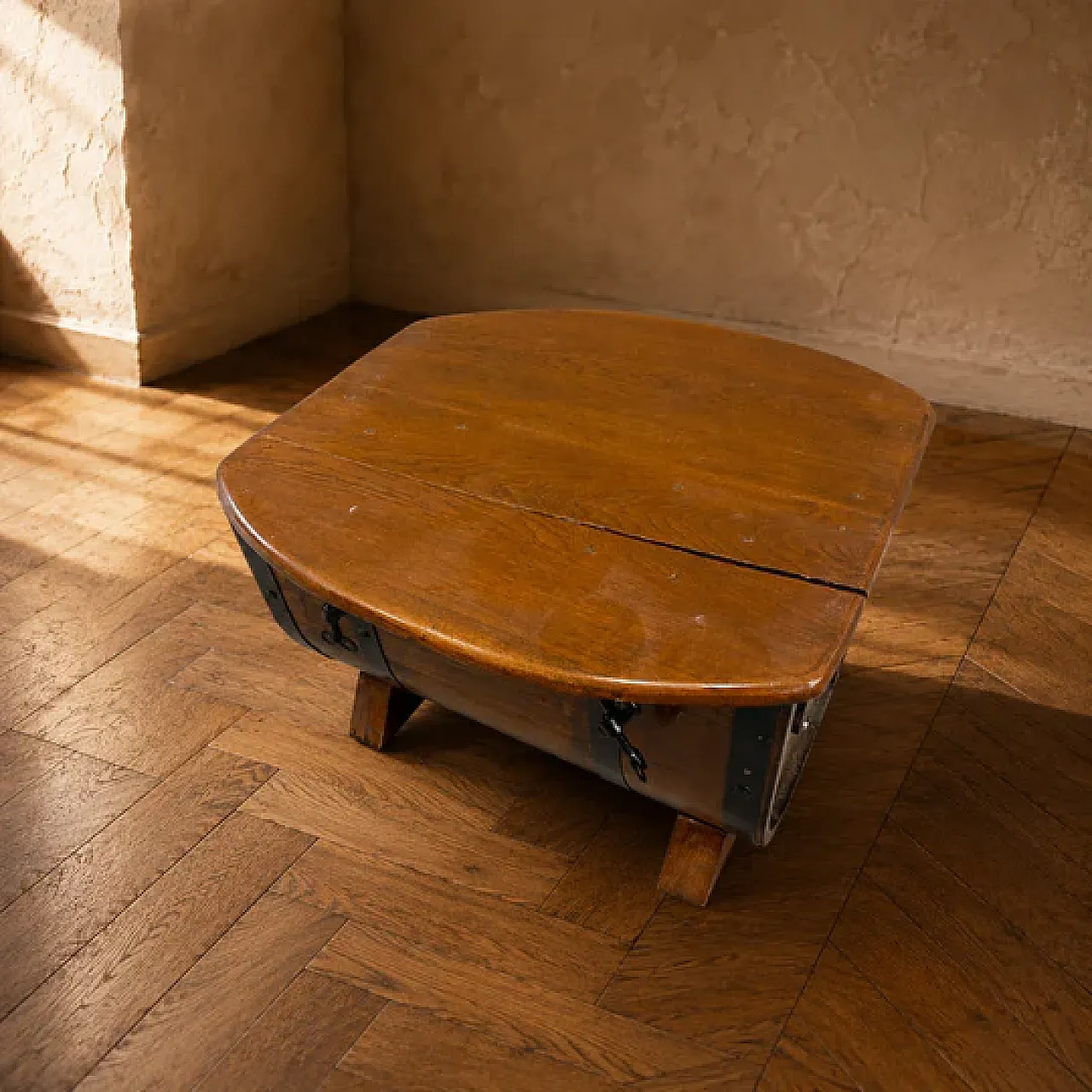 Cassettiera in rovere a forma di botte con cinghie in metallo, anni 30 6